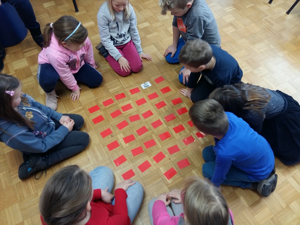 Socialne igre s knjigo v Knjižnici Ivančna Gorica (foto Nives Medved)