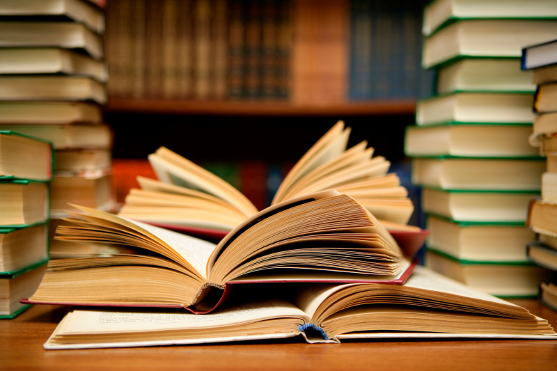 O izbiri čtiva za bralni klub: Odprte knjige med kupi knjig