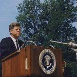 Predsednik John F. Kennedy na Ameriški univerzi v Washingtonu, 10. 6. 1963 | Foto: Cecil Stoughton (JFK Library)