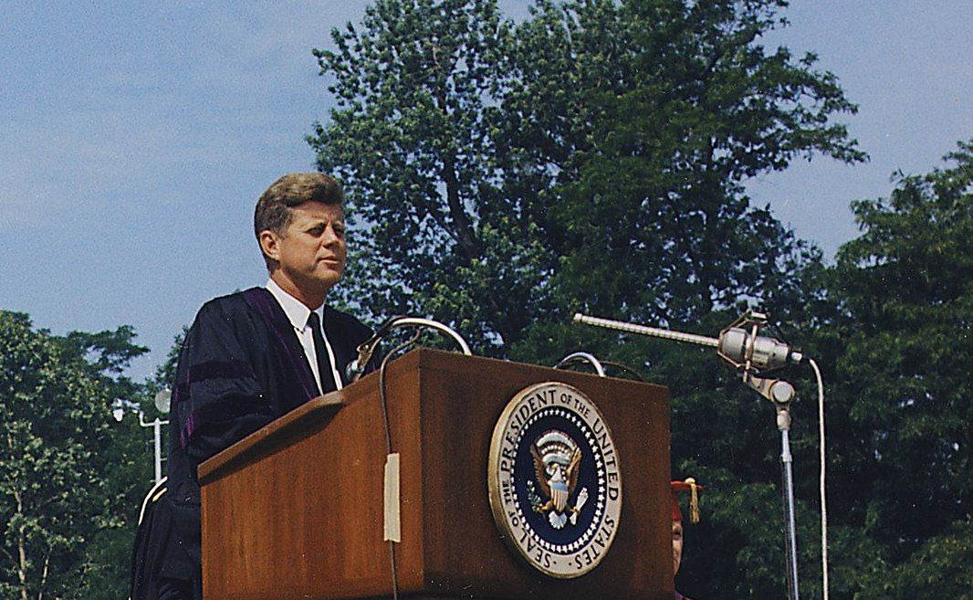 Predsednik John F. Kennedy na Ameriški univerzi v Washingtonu, 10. 6. 1963 | Foto: Cecil Stoughton (JFK Library)